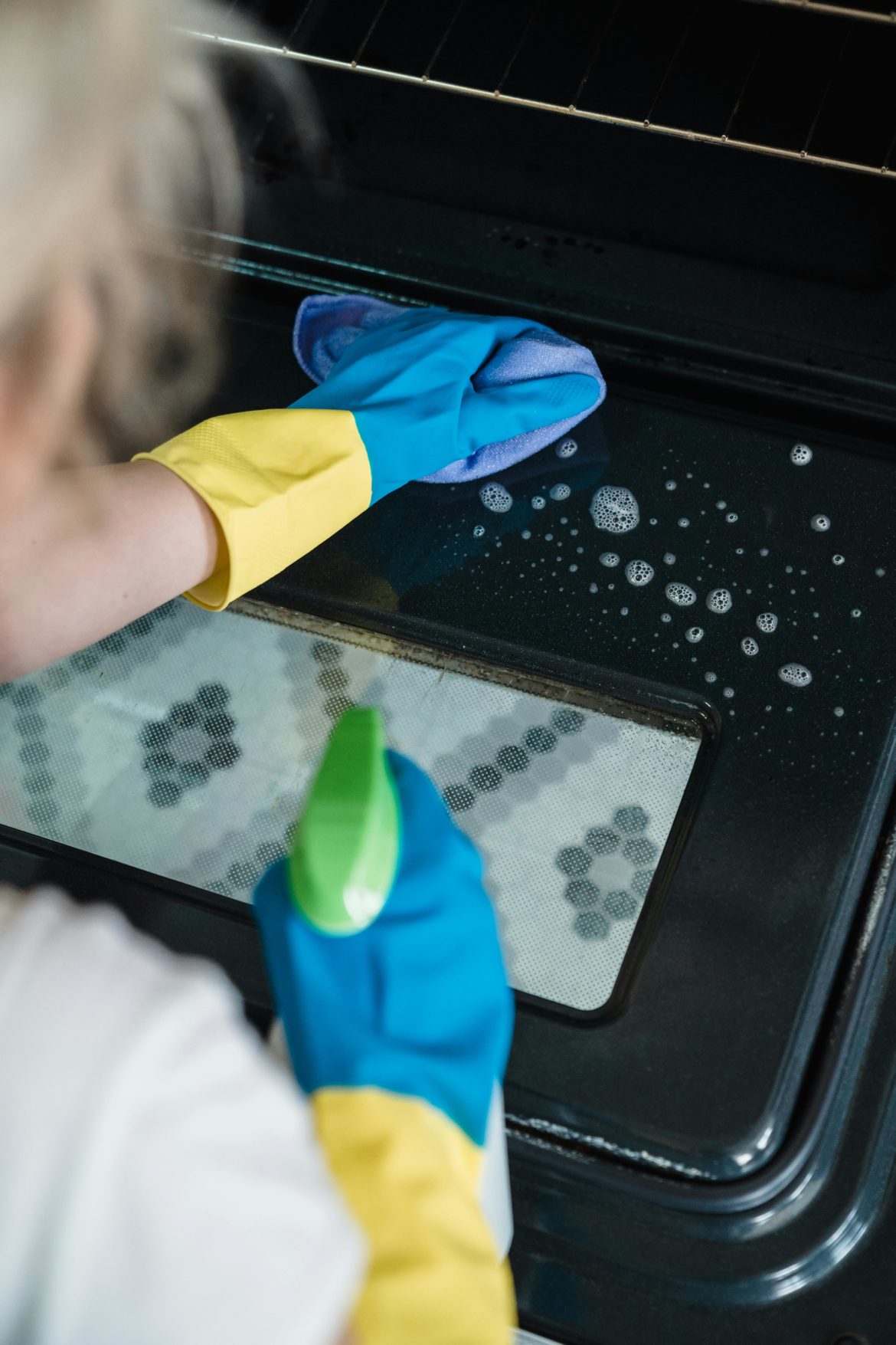 How to clean oven glass properly and get rid of stubborn stains how to clean oven glass door