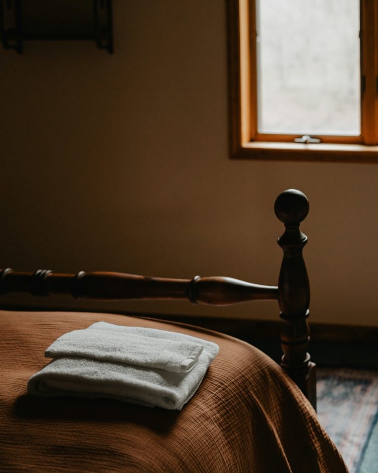 Four small details that make a guest bedroom more comfortable guest bedroom