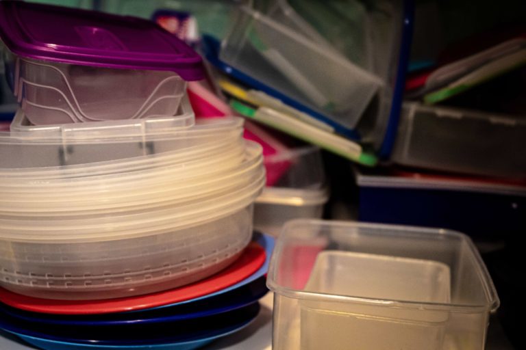 How to get rid of lingering odours from your food containers how to get rid of lingering odours in food containers