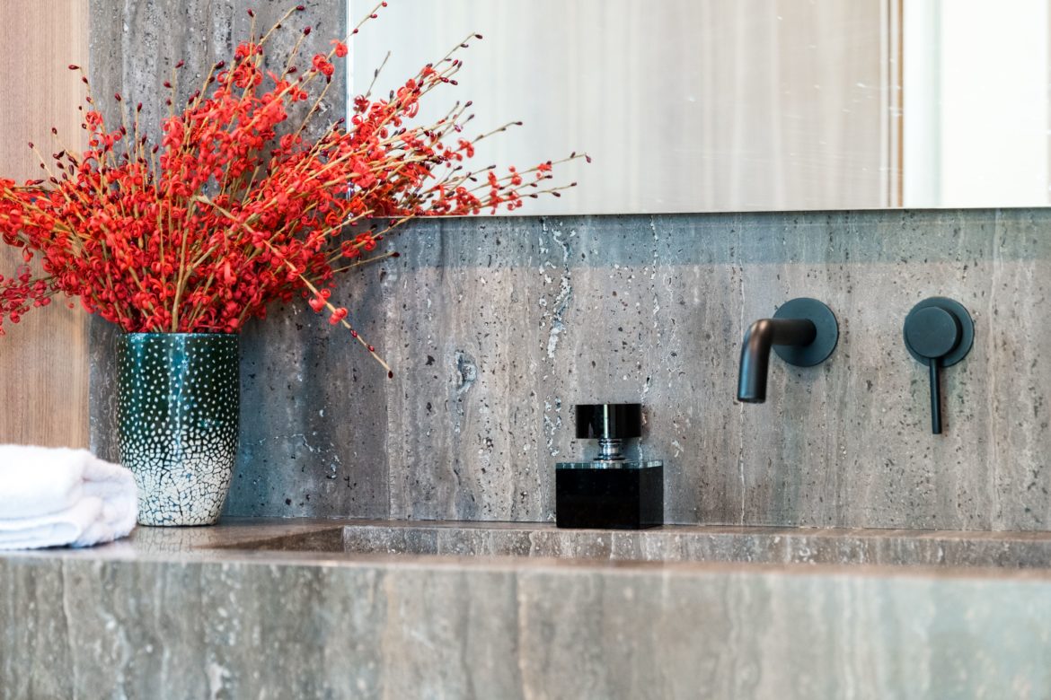 10 Bathroom décor mistakes secretly shrinking your space Bathroom décor mistakes