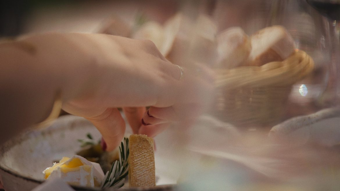 A festive Pavlova kit, star-shaped bread and more await at La Motte la motte