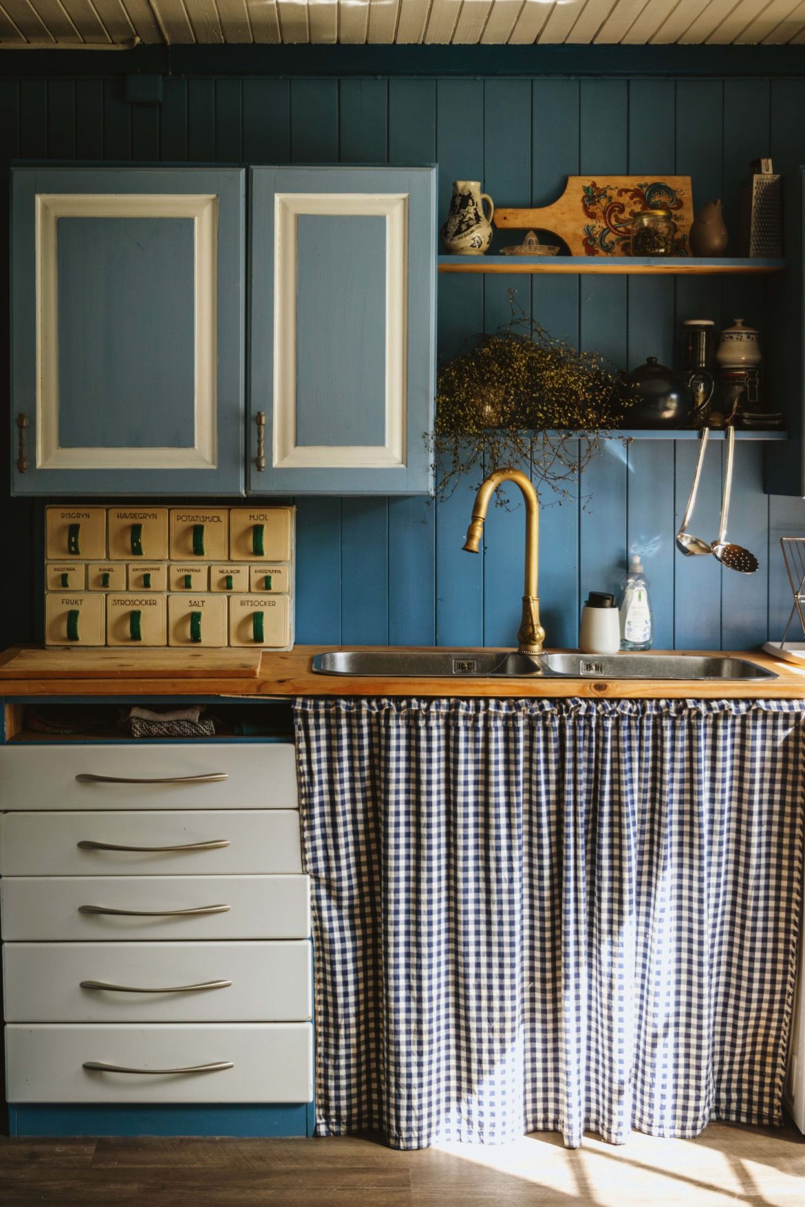 6 things you should never store under the sink